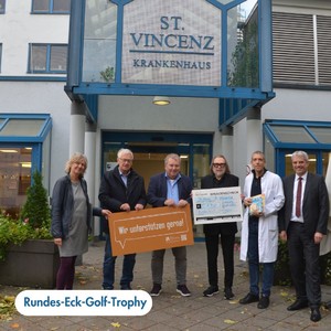 bergabe des Spendenschecks am St. Vincenz-Krankenhaus mit Traditionswirt Detlev Klckner sowie Martin Richard und Max Stillger von der Max-Stillger-Stiftung