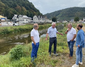 Frust am Fluss: Dernaus Bürgermeister Alfred Sebastian (Zweiter von links) mit Matthias Bertram (links) vom Ahrweiler Ortsbeirat, Max Stillger und Dennis Schlitt (rechts).