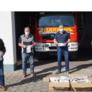 Max-Stillger-Stiftung spendet den Bad Camberger Feuerwehren 1.500 Masken 